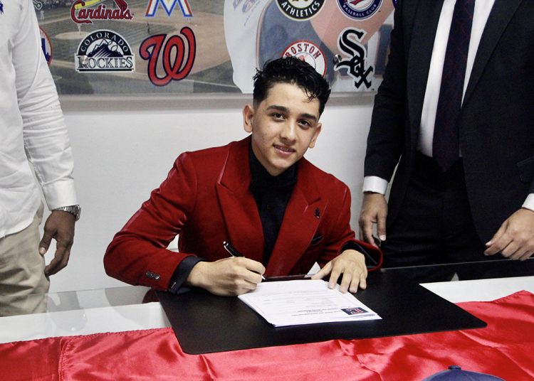 «Juneiker Cáceres» prospecto de la academia de béisbol Pablo Sandoval 48 Academy, firmó con los Guardianes de Cleveland.