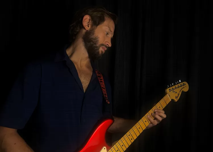 Arlon Marambio  impresiona con  su muestra musical «Neptune Laser Venus»