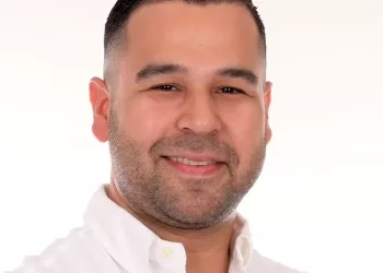 El consultor empresarial Luis Añez celebra su premio Tocando la Fama