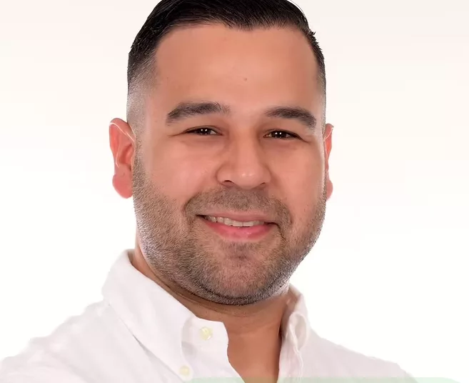 El consultor empresarial Luis Añez celebra su premio Tocando la Fama