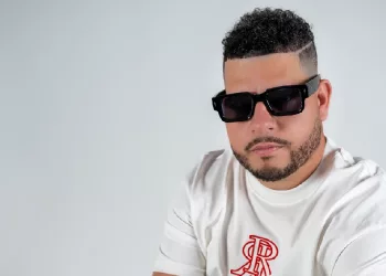 Julián Casanova presenta su sencillo “Cursi”