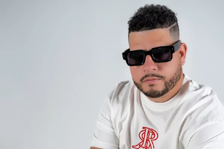 Julián Casanova presenta su sencillo “Cursi”