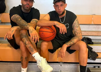 ​Nicky Jam y Messiah se reúnen en la cancha: La leyenda del reggaetón continúa respaldando al pionero del trap latino