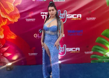 Hanna deslumbra en la alfombra azul de los Premios Tu Música Urbano 2025 al ritmo de “Pura Vida”