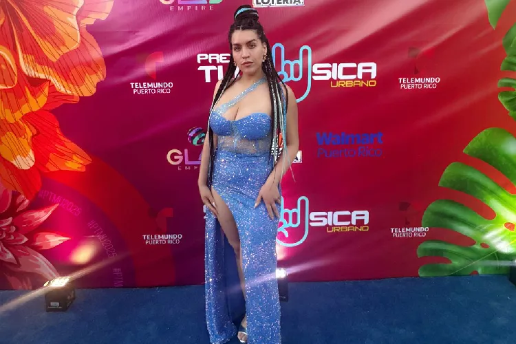 Hanna deslumbra en la alfombra azul de los Premios Tu Música Urbano 2025 al ritmo de “Pura Vida”