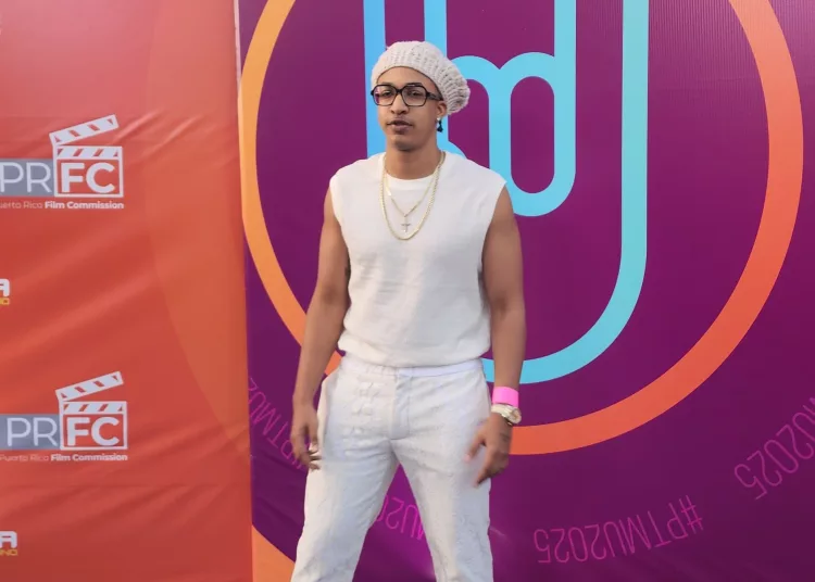 Zumvido rompe la alfombra azul de los Premios Tu Música Urbano vestido por Gax Designer