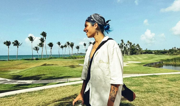 Iza M estrena “Playita”, el himno refrescante del verano