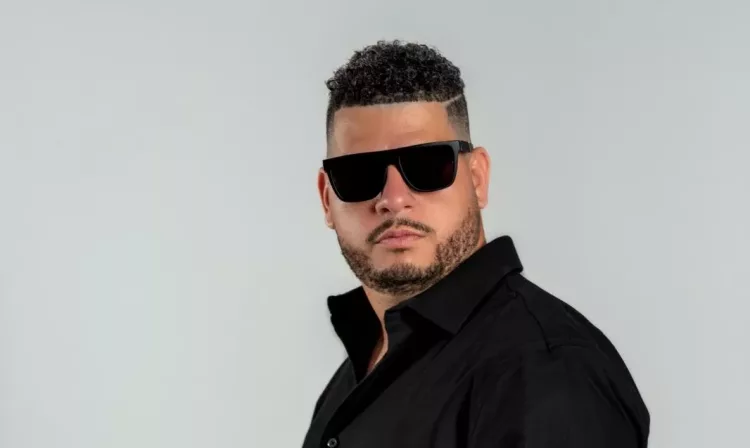 Julián Casanova lanza el videoclip de su tema “Macramé”