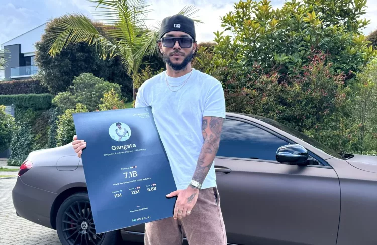 Gangsta celebra reconocimiento histórico con placa de 7.1 billones de reproducciones globales