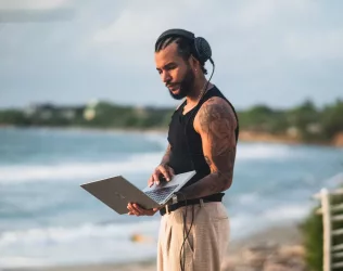 Gangsta: El productor que está liderando la revolución del dancehall y el afro en Latinoamérica