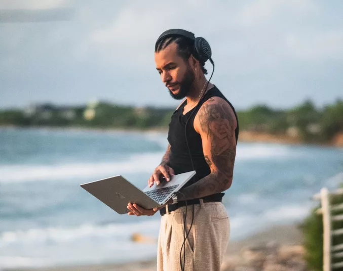 Gangsta: El productor que está liderando la revolución del dancehall y el afro en Latinoamérica