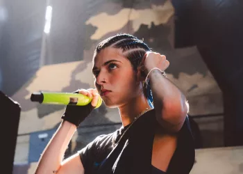 Iza M enciende el Baja Beach con su presentación musical y la producción la reconoce como una promesa del género