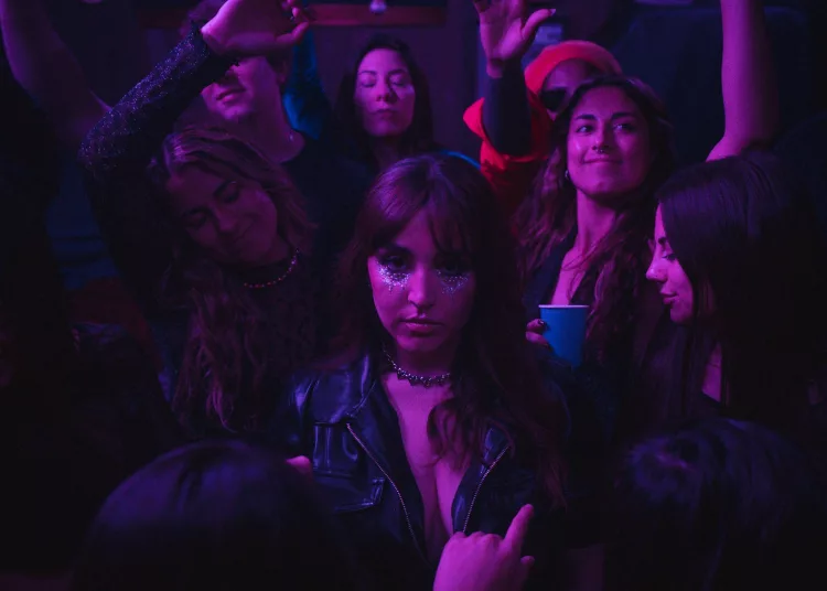 July Abril prepara su nuevo álbum “Busco Salir”