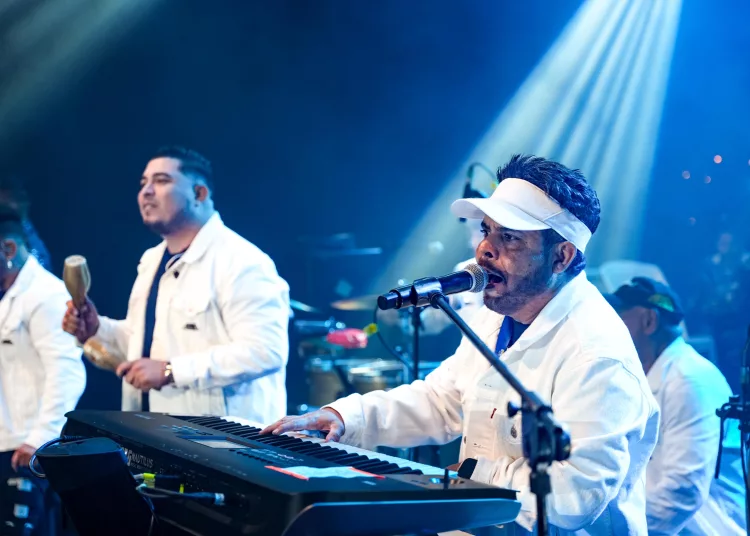 Alex de Jesús, la voz de Porfi Baloa y sus Adolescentes, conquista a los salseros en el mundo