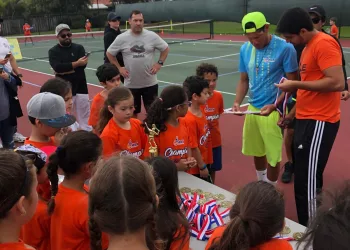 Juan Carlos Zambrano resalta por su trayectoria y certificaciones en Tenis