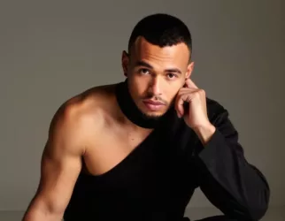 RAFAEL LEONARDO SE UNE A «DETRÁS DEL ESCENARIO» COMO EL NUEVO PRESENTADOR ESTRELLA DEL PROGRAMA DE ESPECTÁCULOS