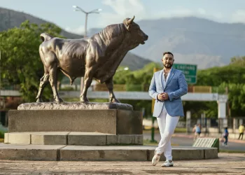 Víctor Piñero: Entre la moda, la comunicación y la controversia