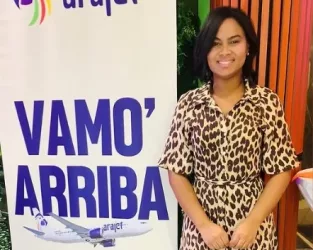 Yánelin Ciprián fue maestra de ceremonias en la llegada de Arajet a Nueva York