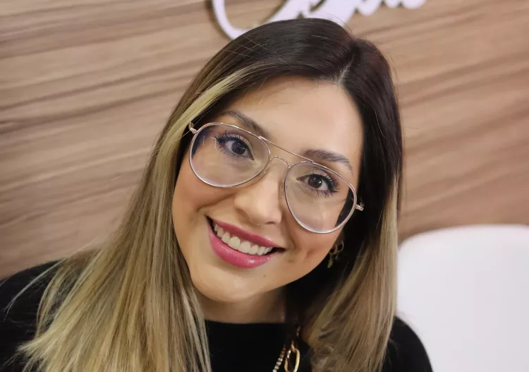 Maholy Castro lidera la industria de la belleza con su marca MahoCosmetics