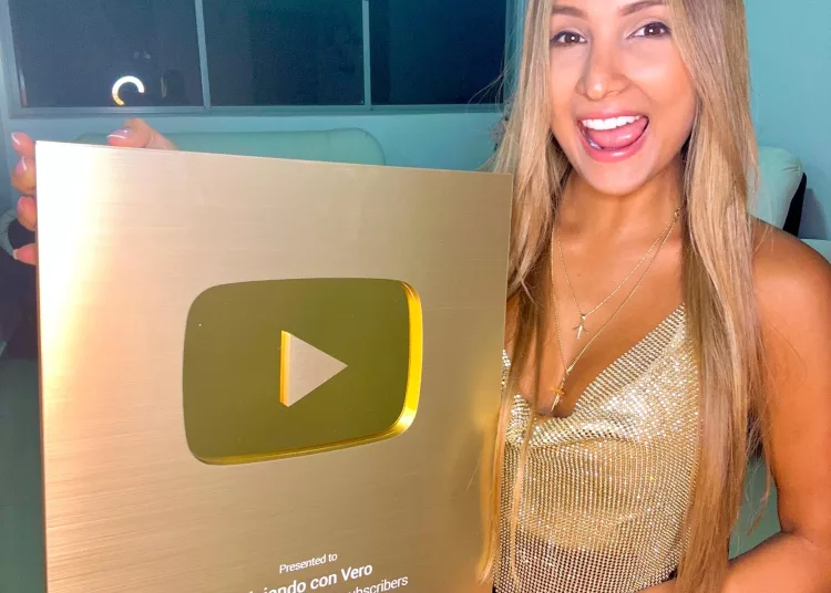 Verónica Weffer recibe placa de oro de YouTube por superar el millón de suscriptores