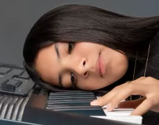 Sophia estrena su sencillo «Soy tu amiga, no tu rival»