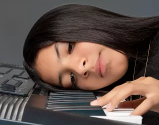 Sophia estrena su sencillo «Soy tu amiga, no tu rival»