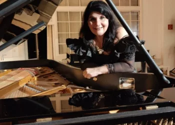 Sylvia Constantinidis celebra la Fiesta de la Francofonía y el Mes de la Mujer lanzando un nuevo disco en homenaje a Erik Satie