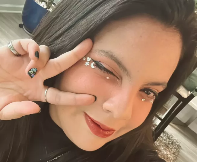 Baby D: La arquitecta del pop independiente que redefine el éxito desde la autogestión