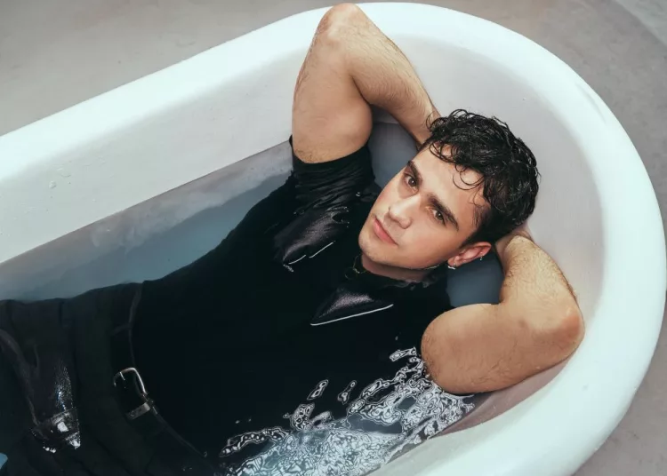 Nico Ruiz presenta “Error Intencional”: una confesión musical que transforma la vulnerabilidad en arte