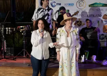 Bárbara Pecorelli dona una valiosa obra artística a la Cámara Internacional de Empresarios IECCUS, en Miami