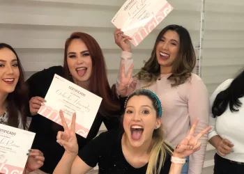 Maholy Castro desarrolla su línea de productos MAHO COSMETICS en la industria de la belleza