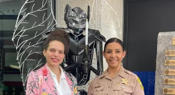Bárbara Pecorelli dona una de sus obras icónicas a la Policía de Doral