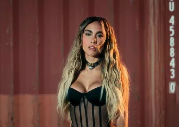 Lau Souffront presenta “featuring”, un merengue de raíz urbana cargado de baile, actitud y seducción