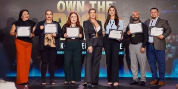 ADRIANA GALLARDO CONQUISTA NUEVAMENTE EL ESCENARIO CON SU “CERTIFICACIÓN DE COMUNICACIÓN, LIDERAZGO Y VENTAS”